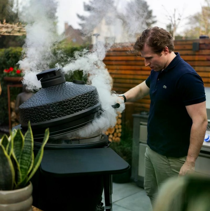 Daniel Kiefer, Gründer von BABOSSA & Co., an einem Keramikgrill